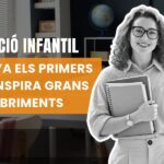 Educadora infantil amb llibres i material escolar en una aula. Imatge promocional del curs d'educació infantil online d'AulaCat.
