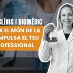 Dona amb bata blanca i matràs en un laboratori. Formació en laboratori clínic i biomèdic amb AulaCat.