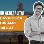 Imatge promocional de les oposicions d'Administratiu de la Generalitat amb AulaCat, amb un jove administratiu amb ordinador portàtil davant d'un edifici institucional.