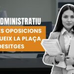Preparació auxiliar administratiu amb AulaCat. Dona amb documents i ordinador portàtil davant d'una oficina, amb informació sobre les oposicions.