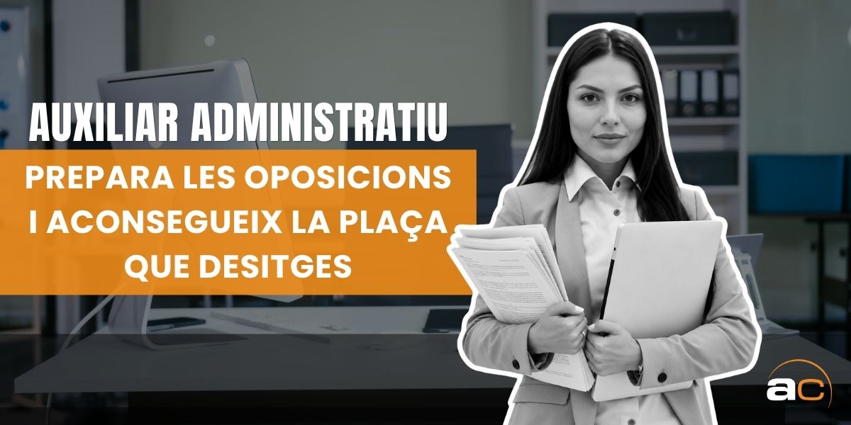 Imatge promocional del curs de preparació auxiliar administratiu d'AulaCat. La composició mostra una dona en blanc i negre, amb documents i un ordinador portàtil, davant d'un entorn d'oficina. Inclou el missatge «Prepara les oposicions i aconsegueix la plaça que desitges». AulaCat ofereix formació online per preparar les oposicions d'auxiliar administratiu de les corporacions locals, amb una metodologia flexible que permet estudiar al teu ritme i avançar cap a noves oportunitats professionals a l'administració pública.