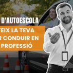 Professor d'autoescola en blanc i negre amb una carpeta davant d'un vehicle de pràctiques. Formació de professor d'autoescola online amb AulaCat.